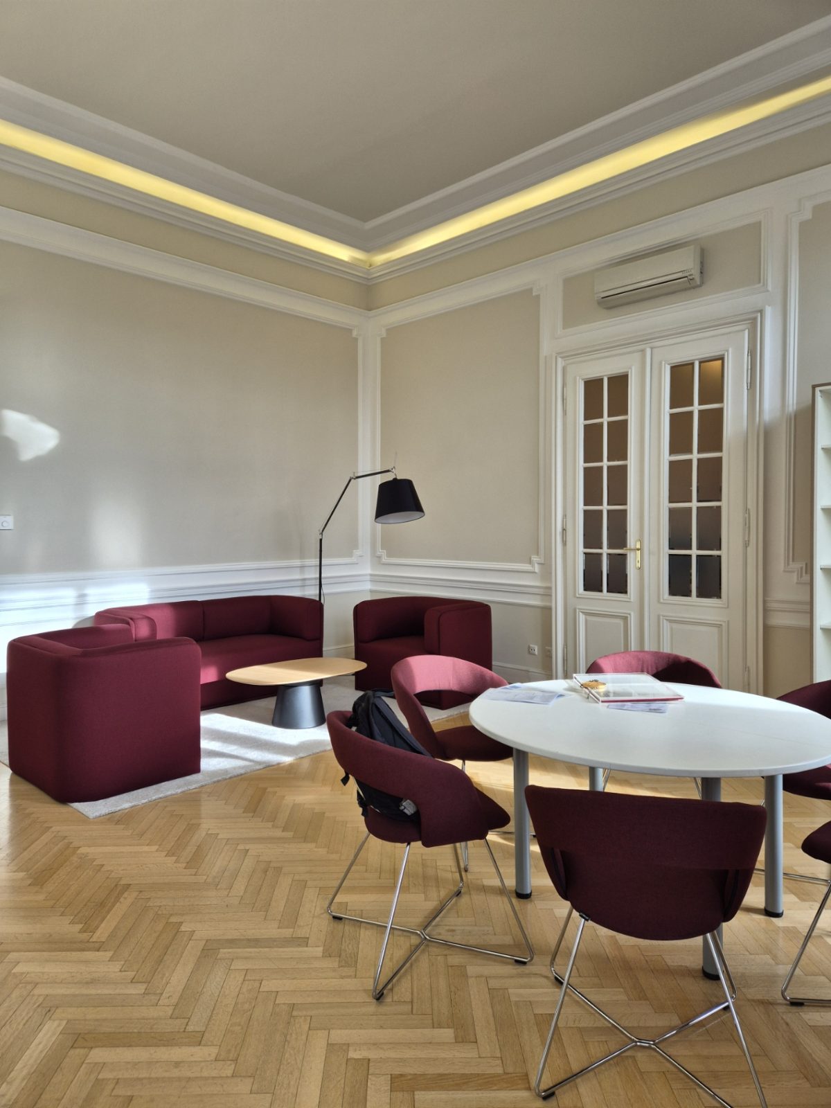 Loungebereich – Büromontage von Wolkensteiner Möbelmontagen