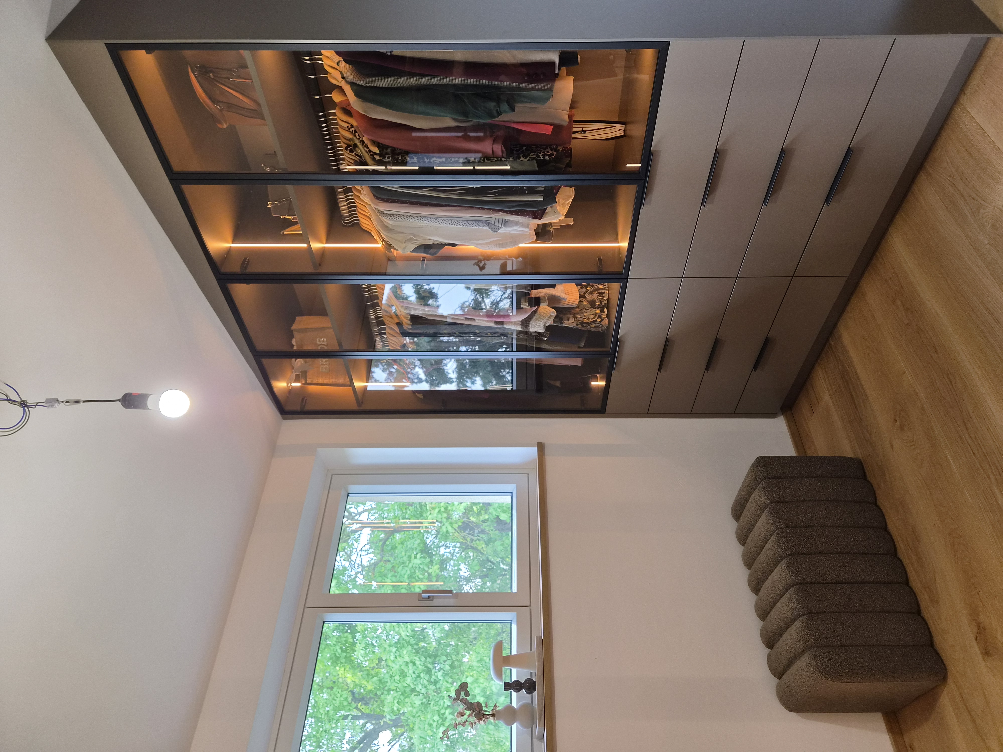 Begehbare Ankleide mit Glasfronten und LED-Beleuchtung – individuelles Möbelstück von Wolkensteiner Möbelmontagen