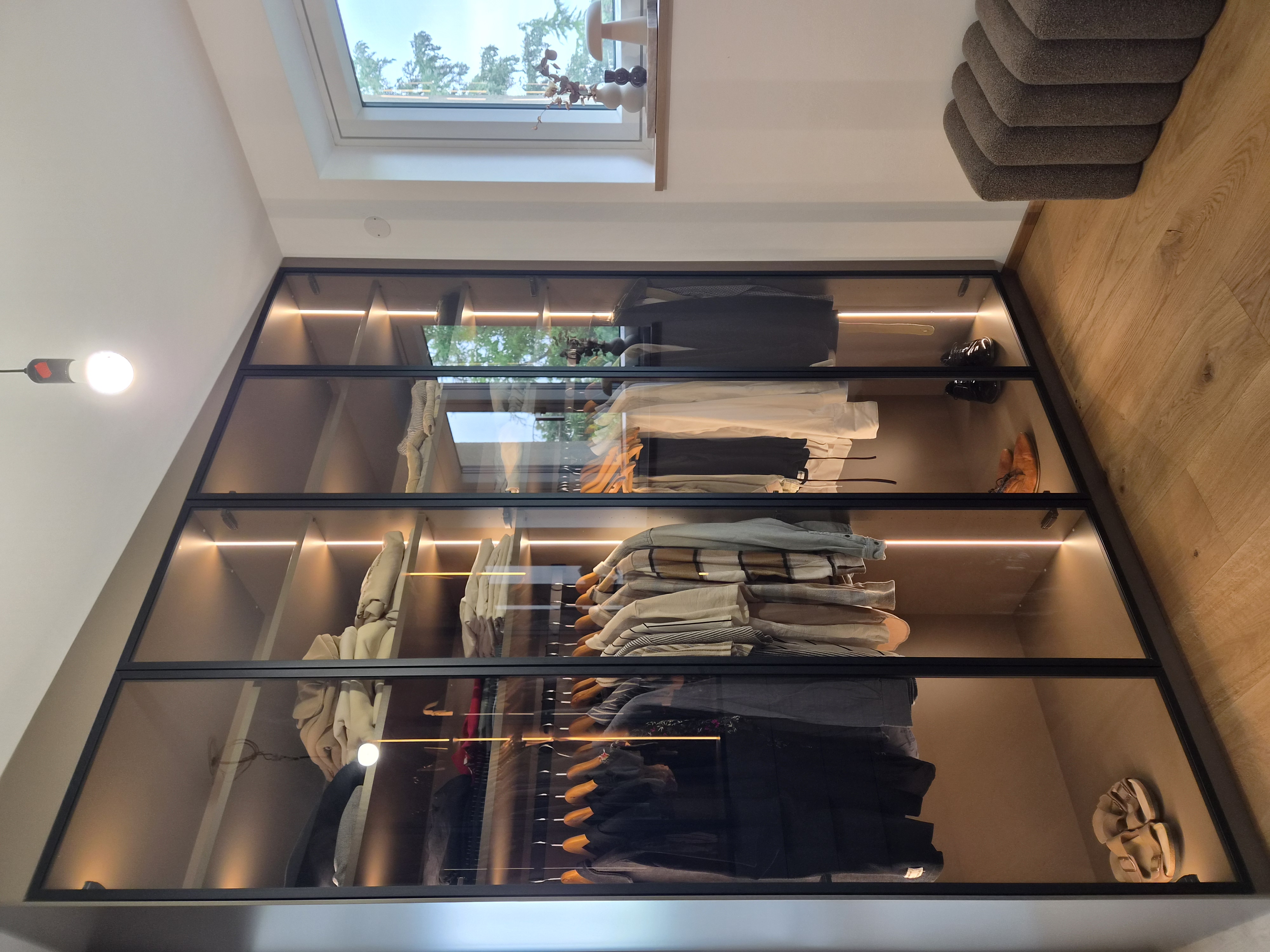 Begehbare Ankleide mit Glasfronten – Detailaufnahme einer Wolkensteiner Möbelmontage