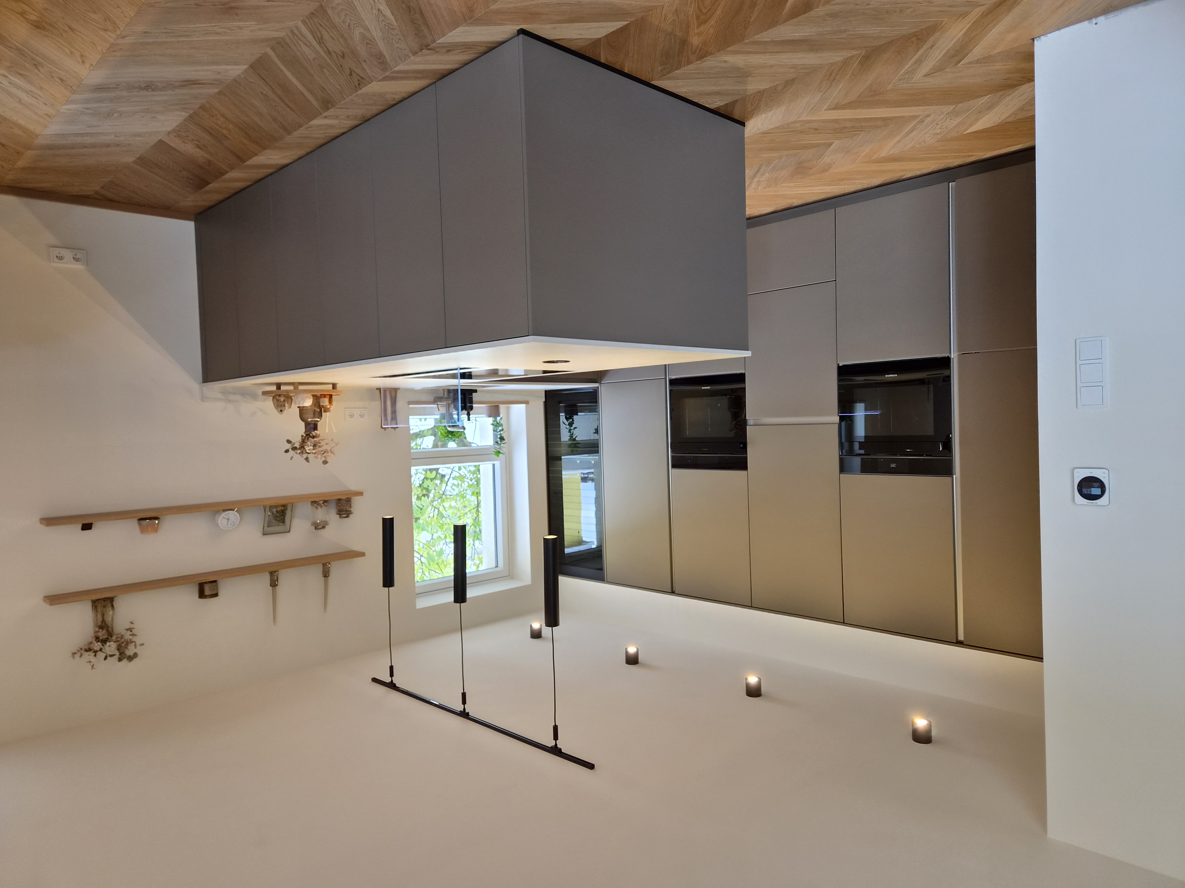 Realisierte Küche mit grauen Fronten und Fischgrät-Decke von Wolkensteiner Möbelmontagen