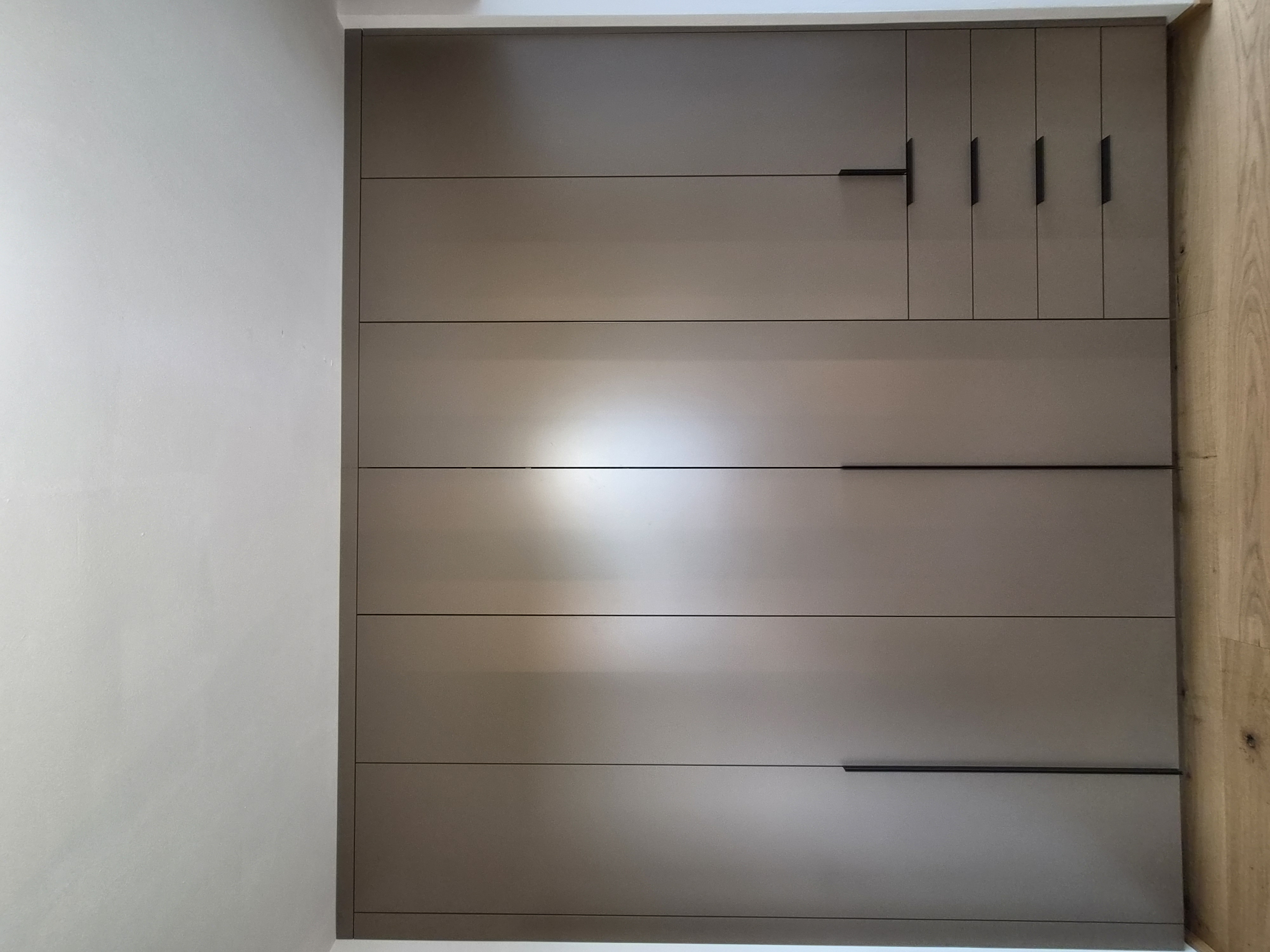 Maßgefertigte Schubladenwand mit grifflosen Fronten